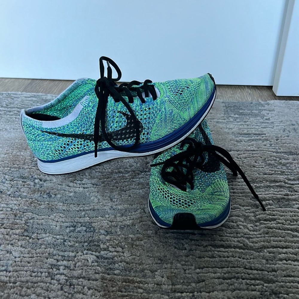 Men’s fly knit racer size 9